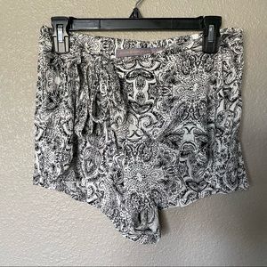 Boom boom Jeans black and white floral paisley faux wrap elastic shorts size M